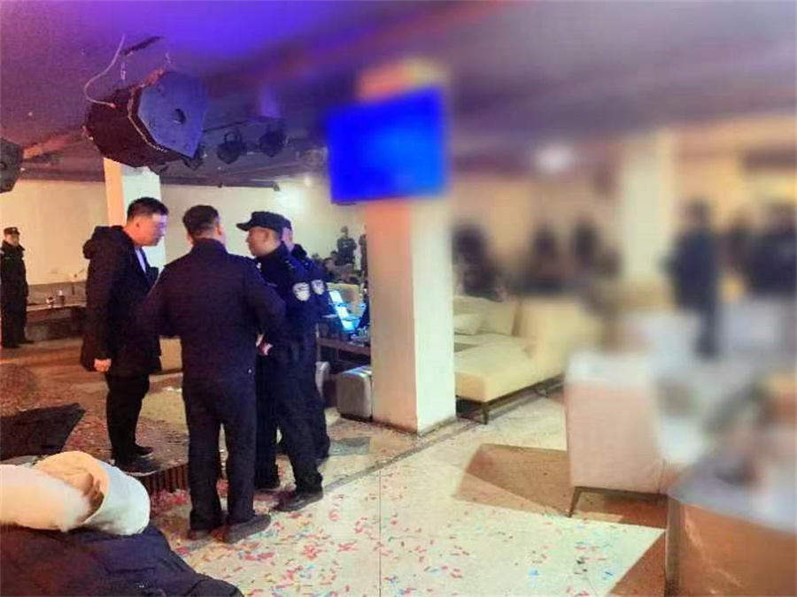 晋中城区公安分局开展娱乐场所夜间 禁毒突击检查行动暨毒品安全教育宣传活动