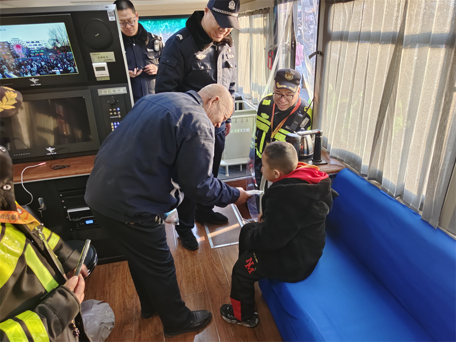  晋中城区公安分局民警及时帮助走失儿童找到家长