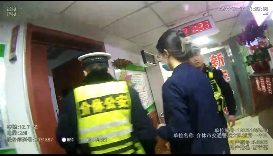 介休交巡警：紧急开辟生命通道，护送昏厥儿童就医