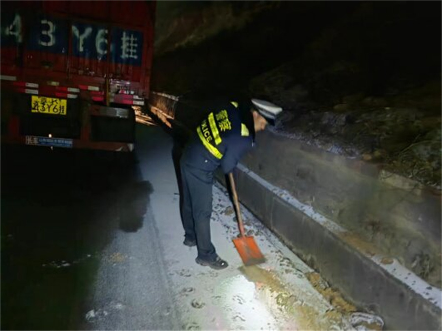介休洪山所：铲冰除雪保畅通，齐心协力护平安