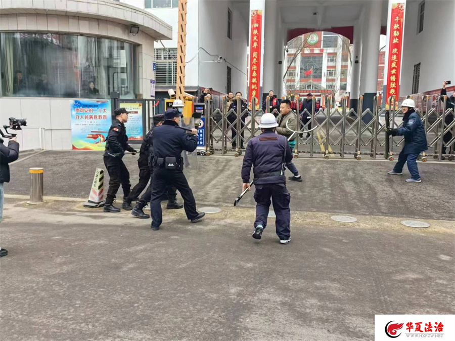 寿阳公安巡警大队深入寿阳三中开展反恐防暴演练