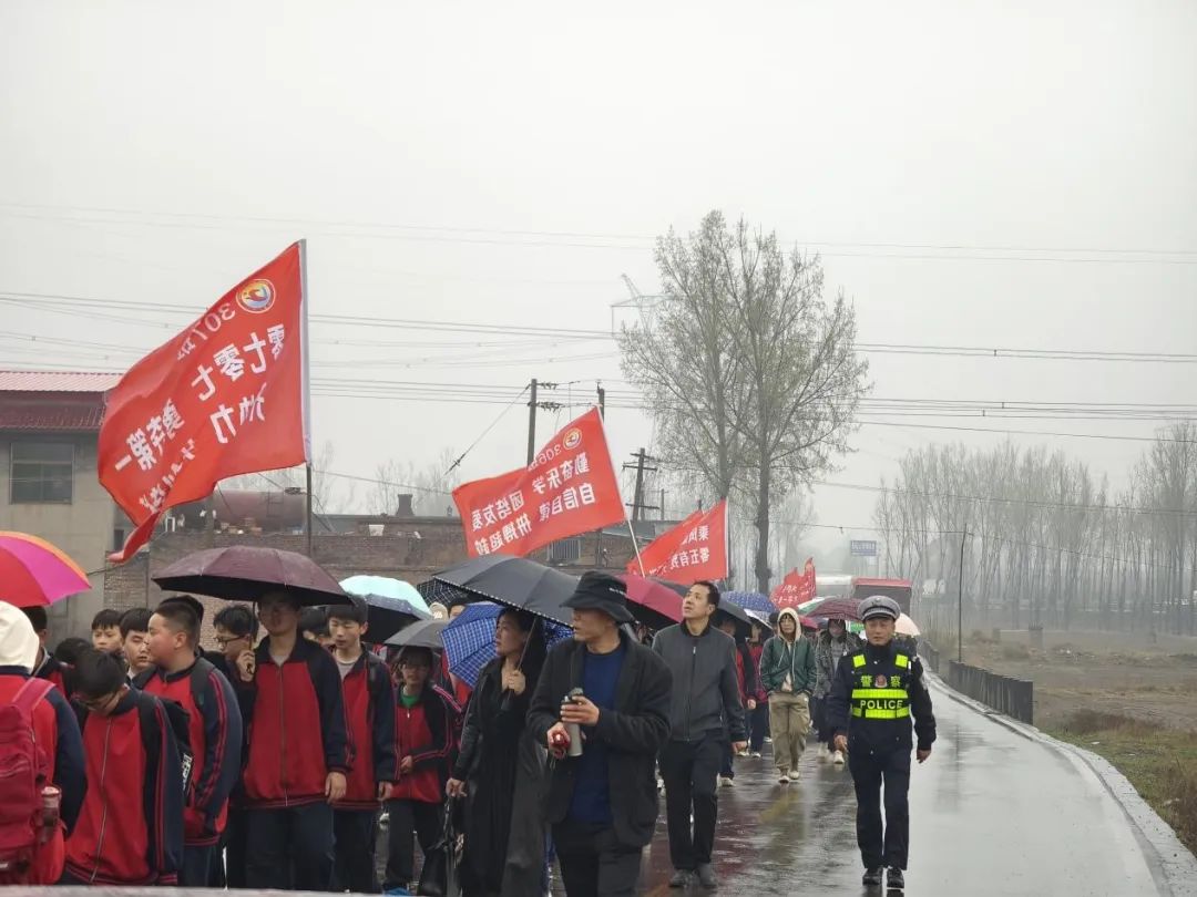 介休张兰所：护航清明徒步祭扫活动