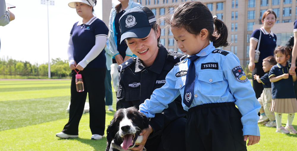 呼和浩特：警营开放日 萌娃欢乐行