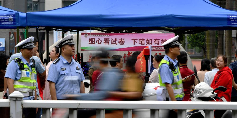 各地公安交警采取多种措施，全力护航高考