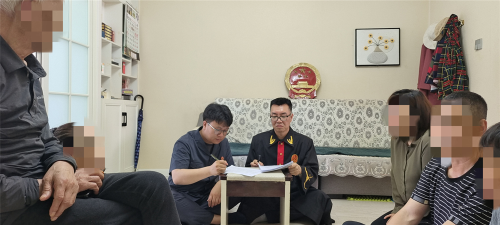 法庭搬到被告家中 这样的庭审够暖心